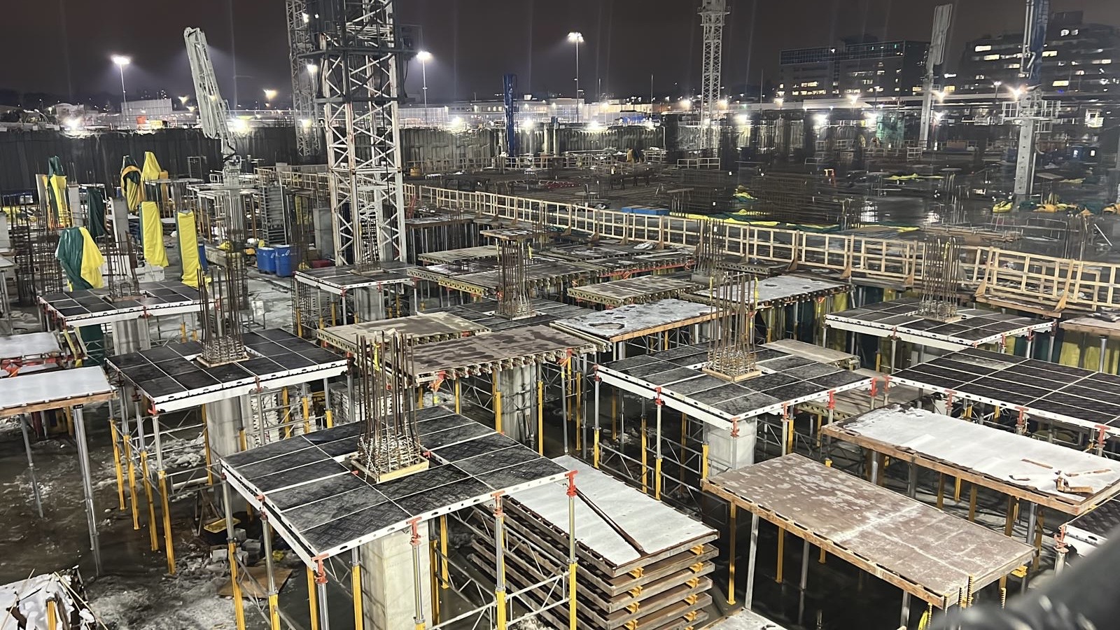 Trabajos de encofrado de concreto en una obra de construcción en Vancouver